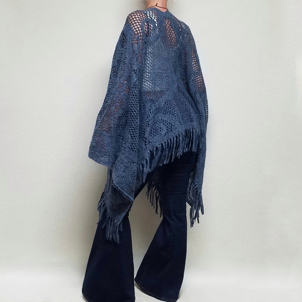 90s Vintage Dusty Blue Lightweight Soft Open Weave Curlicue Fringe Poncho OSFA - Picture 4 of 14